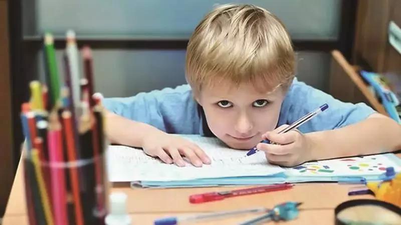 左撇子女孩_如何对待左撇子宝宝_宝宝左撇子要不要纠正