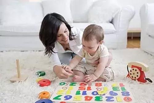 如何对待左撇子宝宝_左撇子女孩_宝宝左撇子要不要纠正