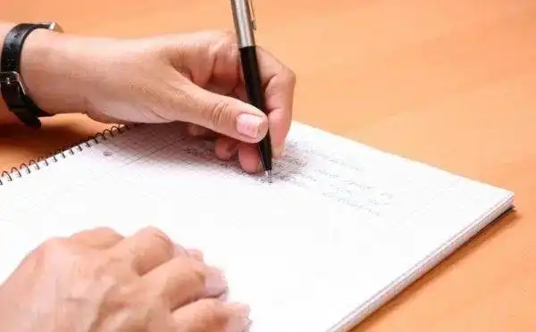 左撇子故事_左撇子优势与劣势_左撇子女孩