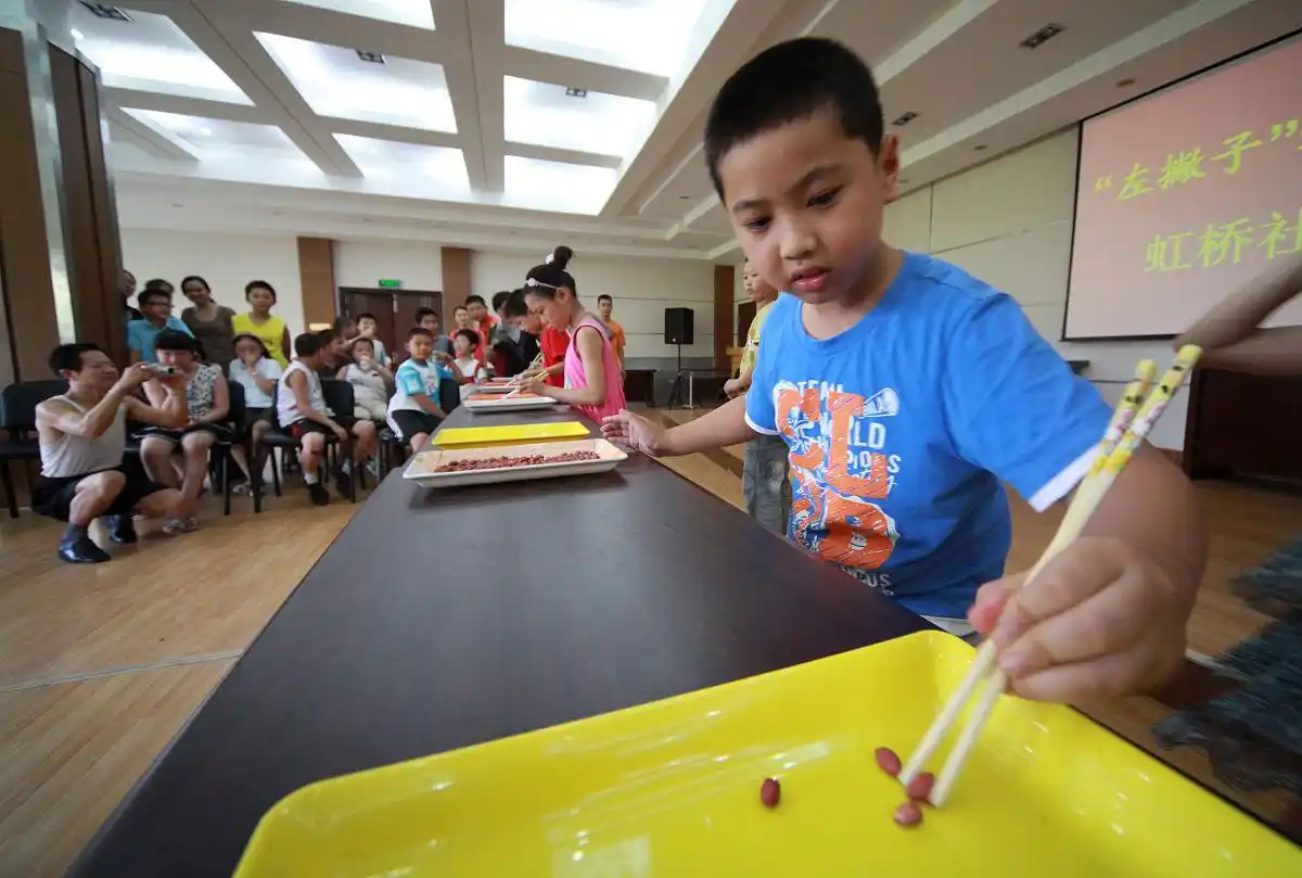 左撇子故事_左撇子优势与劣势_左撇子女孩