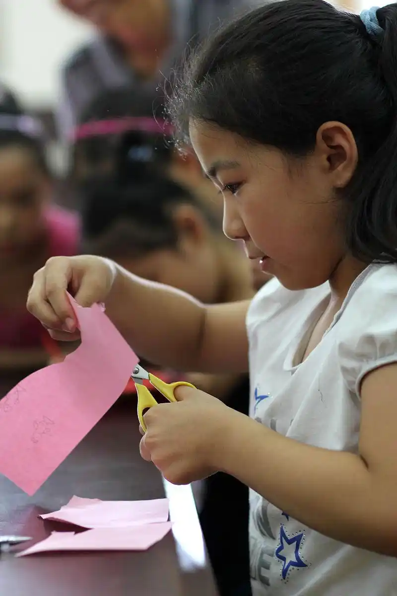 左撇子故事_左撇子女孩_左撇子优势与劣势