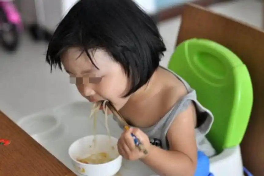 左撇子女孩_左撇子孩子先天优势_左撇子宝宝智商更高