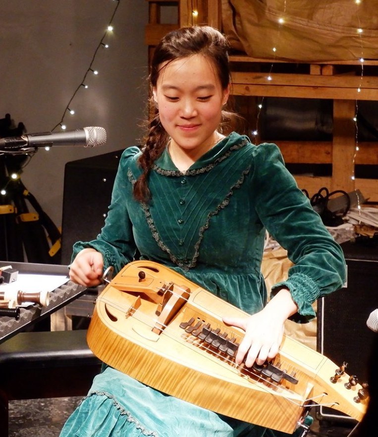 姜熙珠在进行乐队表演。