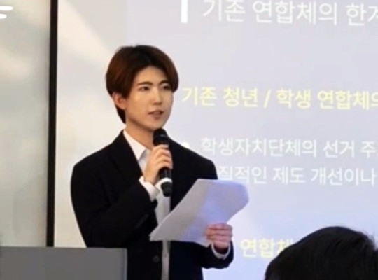 郑祷大11月在一场活动上讲话。