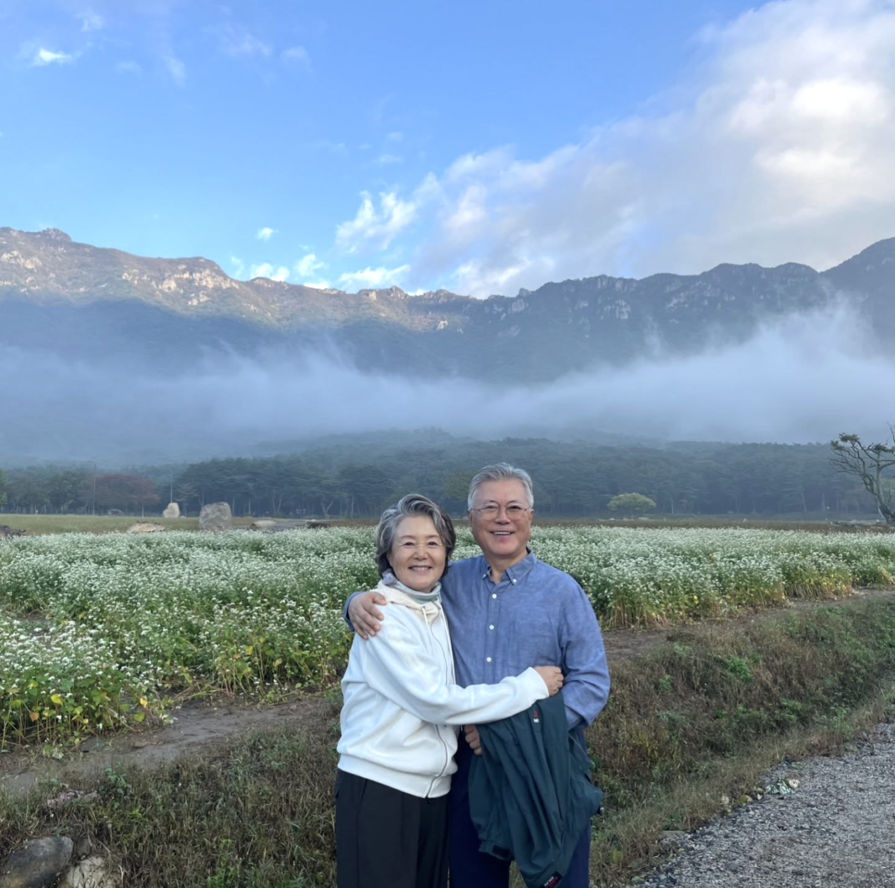 今年10月23日,文在寅在社交平台发布夫妇的合影。