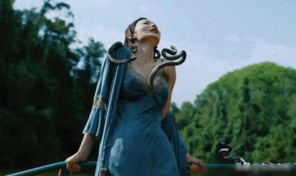 大蛇题材惊悚元素搭配美女角色_狂蟒之灾电影剧情分析_新狂蟒之灾